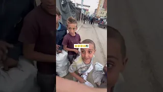 لك ان تتخيل حجم السعاده التي بها الاطفال 🥺🇵🇸mending broken hearts🤲 #غزه #gaza