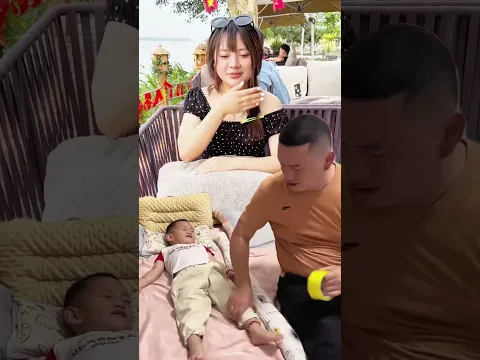 baby playing with Dad is so funny 😄😅😅😍😛😛아기가 아빠랑 노는 모습이 너무 웃겨요