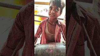 ग़रीबी बहुत जालिम होती है हाथ मे किताबो कि जगह वादक है 2 रोटी कमाने के लिए #viral #dholak #shorts