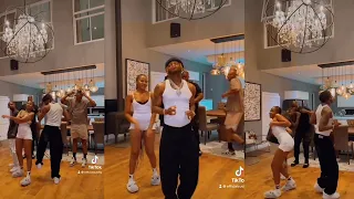 ZUCHU AMCHEZESHA DIAMOND KWIKWI WAKIWA PAMOJA AFRIKA KUSINI APAGAWA NA STYLE HII