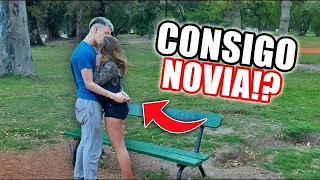 Le pregunto a desconocidas si me dan un beso..