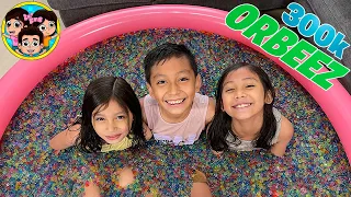 LLENAMOS NUESTRA ALBERCA DE ORBEEZ | Guzmancitos