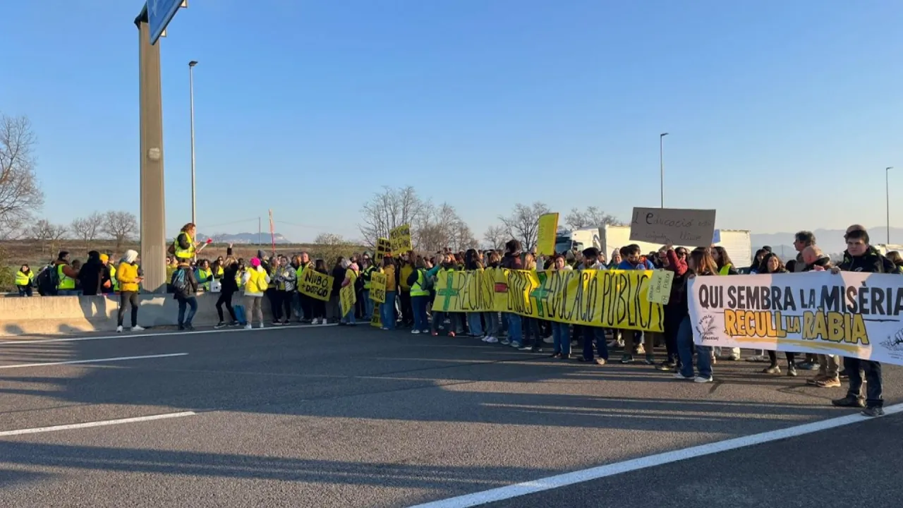 Els docents i els ramaders tallen la C-17 i la C-25 a Gurb per la vaga d’educació