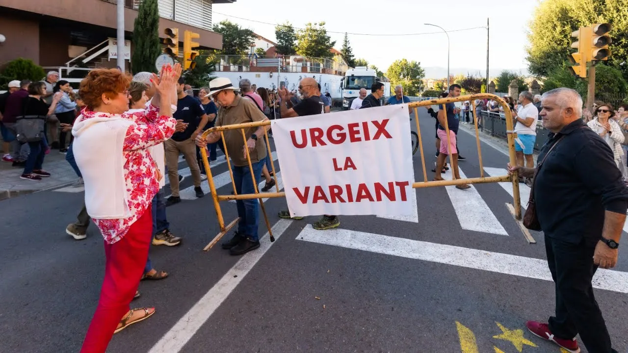 Els partidaris de la variant de Roda de Ter tallen la carretera com a protesta