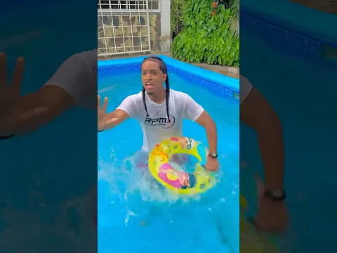 A este niño le encanta la piscina 🏊🏼‍♀️👦🏻🤣 #piscinas #shorts #funny #comedy