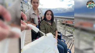 Millonario regala carteras a las princesas en la calle