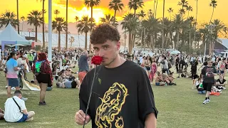 J’OFFRE UNE ROSE À DES INCONNUS DANS LA RUE 😍🌹