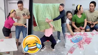 我就路过，身上​​的錢就全被老婆拿走了#搞笑視頻#萌娃搞笑日常#家庭搞笑#親子搞笑