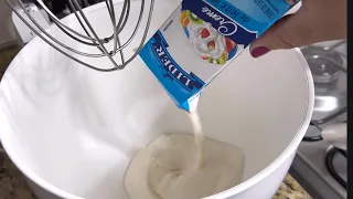 Faça meio litro de chantilly com uma caixinha de creme de leite