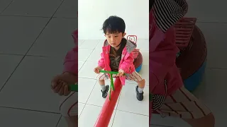 persiapan ulang tahun disekolah shakilla, sambil asyik di Playground