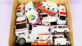 箱から救急車のミニカーをたくさん出して走らせるよ！☆ I'm going to take a bunch of toy ambulances out of the box and race them!