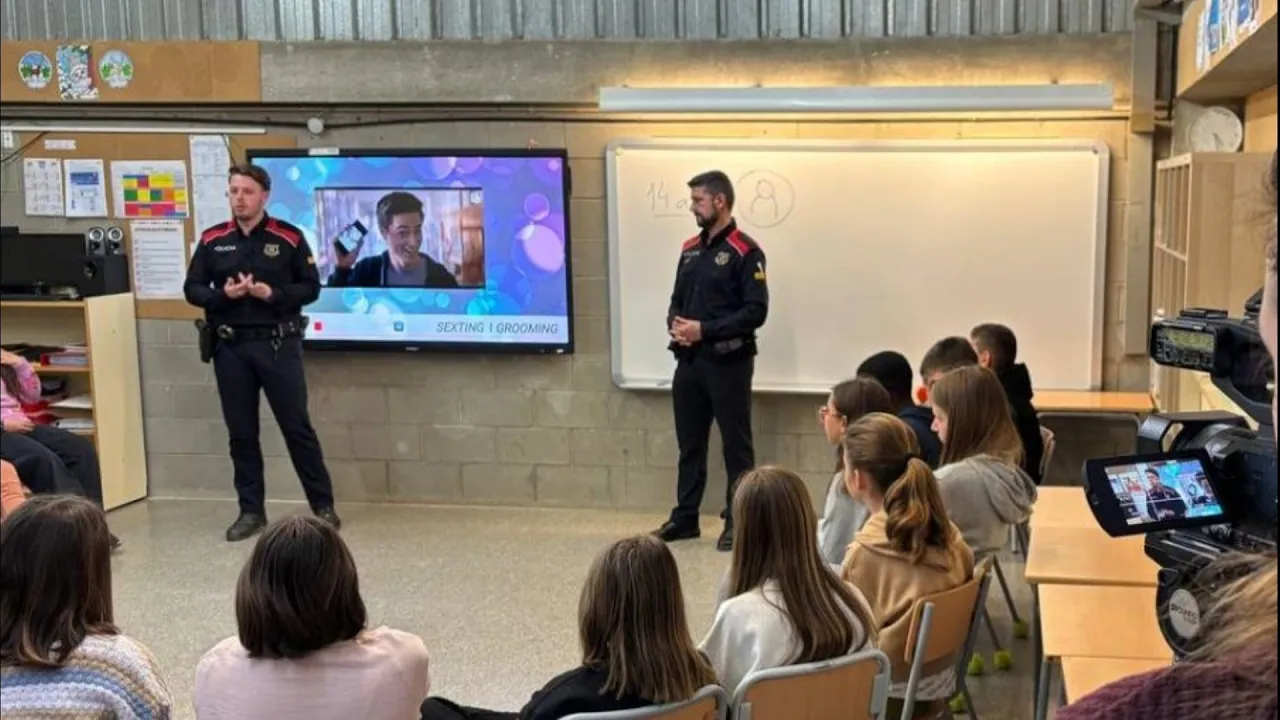 La Generalitat farà una prova pilot als instituts públics de Vic per incorporar mossos d’esquadra