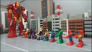 10 Spider-Man Superheroes Ride on Iron Man's Large Robot 스파이더맨 10명 슈퍼히어로 아이언맨 대형 로봇에 탑승하다