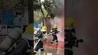 消防避险训练，消防员用“水盾”逼退烈火！这是训练，也是他们可能面对的日常。致敬！#熱門 #中国