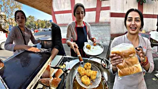 खूबसूरत इंदौरी लड़की😳 दिल्ली मे खिलाती है मुंबई का Authentic वड़ा पाव😱 || Delhi Famous Vada Paw Girl