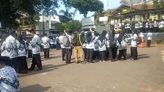 Kucintai kau setulus hati, kusayangi kau sepenuh hati, aku mohon kau tetap disini...