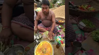 Motu mama making egg bread omelette in Kolkata 