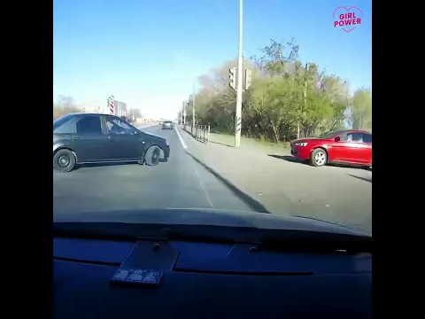 Испугал девушку.