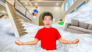 ملئنا منزلنا كله بحبيبات التعبئة ! 😱 بلال ( راح فيها ) 🤕 !!