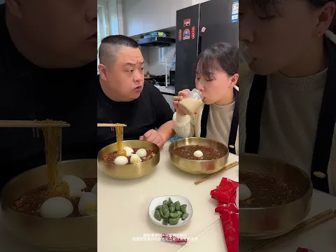 蠢老公真是太貪吃了，我就一個雞蛋還偷吃，我直接把他的吃光氣哭了！