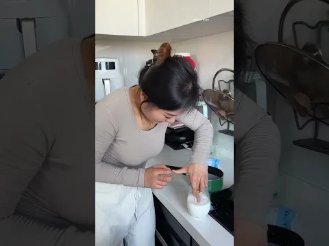 لما تاكل القشطة وتخاف جوزك يكشفك 😂