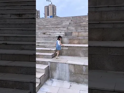 這就是爸爸帶娃，上樓梯也不管閨女 #baby #funny #babygirl#babycute #shorts