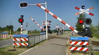 Spoorwegovergang Hindeloopen // Dutch railroad crossing
