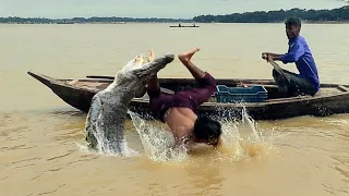 [INCRÍVEL] Crocodilo ataca barco de pesca - Animais atacando Barcos