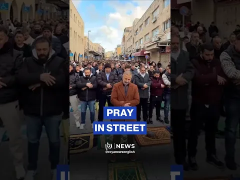 Jerusalem residents defy Al-Aqsa closure, pray in street