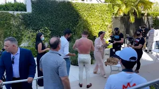 SAÚL CANELO ÁLVAREZ SE QUITA LA CAMISA DESPUÉS DE AGARRÓN CON CALEB PLANT