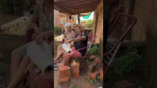 o compadre fez medo pra cumade ela saiu correndo
