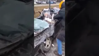 Vidéo choc - Un char russe écrase la voiture d'un civil au nord de Kiev