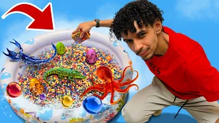 Comprei todos os brinquedos que crescem na água e joguei numa piscina de 100 litros!