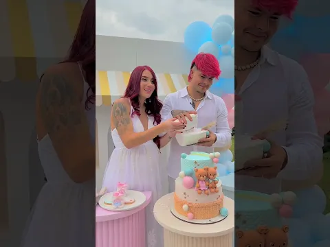 En el pastel dice el género de nuestro bebé😱💖💙