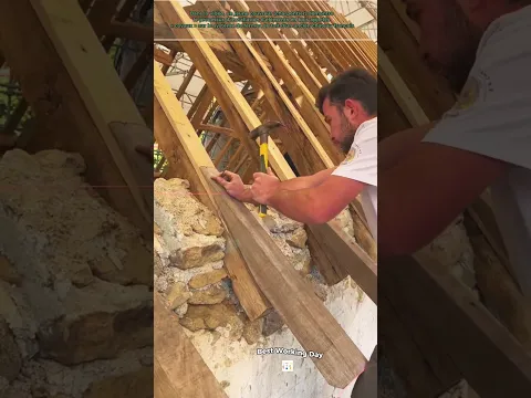 Installation de l'élément en bois Les Coyaux sur la charpente du toit