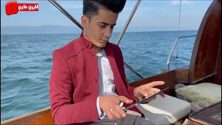 القروي علاوي يلعب بوبجي في البحر
