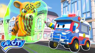 CARRO POLICIA detiene a los ANIMALES GIGANTES | SuperCamion - Rescate | Dibujos Animados