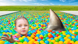 プールにサメが出た！🦈🏊‍♂️