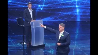 Se você ainda não viu alguém atropelando um poste, se prepara...