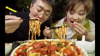 河南碳水能量！一口面一口蒜，一天能干3大碗！