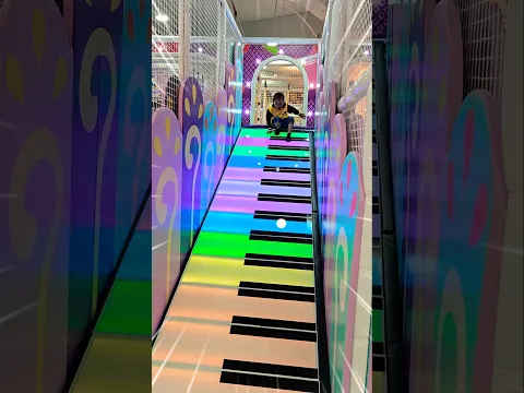 Anak Ini Main di Perosotan Musik! Kok Bisa Bunyi?! 😍🎹