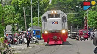 BIKIN GEGER ATAU SERU? KERETA REL DI JALAN RAYA #keretadijalanraya