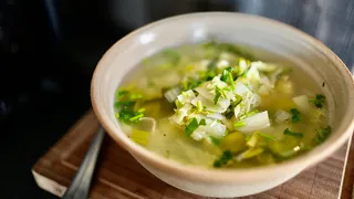 Mangez la soupe detox aux légumes verts 2 soirs par semaine pour vous sentir plus légers !