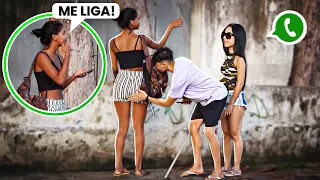 DANDO EM CIMA DE MULHERES NA FRENTE DA MINHA ESPOSA CEGA - Pegadinha