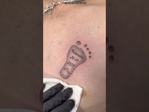 Se tatuó la huella del pie de su hija y el resultado fue hermoso ❤️ || hermosa idea