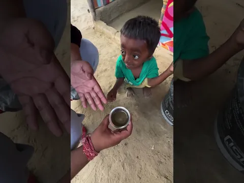 சத்தி இல்லாத சிறுவனுக்கு உதவி பண்ணும் நபர் #shorts #humanity #help #kindness #respect