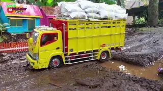 Hino dan Canter HDX Offroad Kirim Karung Beras ke Desa versi cerita Miniatur Truk oleng