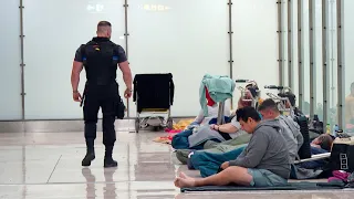 Primera noche de restricciones en Barajas: las personas sin hogar siguen en la T-4