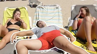 OCUPANDO LAS TUMBONAS DE LA GENTE EN LA PLAYA!
