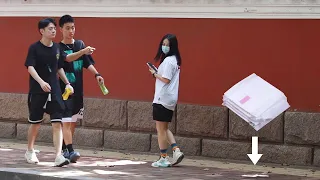 When Girl Drops Sanitary Pads on the Street | Social Experiment 看到女孩的卫生巾掉到了地上，小哥哥的举动太绅士了（社会实验）